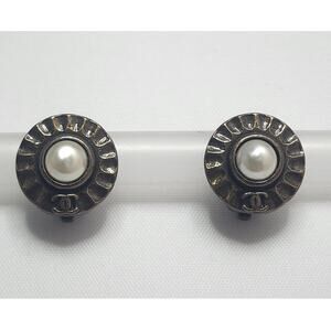 US BASED Authentic Vintage CHANEL CC Clip On Earrings Pearl w Gift Bag